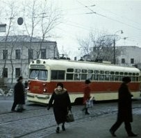 На таких. У них была лестница сзади, за которую держались.