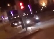 тыкать мне не надо, я вам спину в бане не мылил
смотрим внимательно 
кадр 1 
едут 2 мото прямо, за ними ваз
кадр 2
2 мото поворачивают на право, без поворотников, свет фар указывает куда поворачивают, левый = под колеса ваза