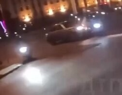 тыкать мне не надо, я вам спину в бане не мылил
смотрим внимательно 
кадр 1 
едут 2 мото прямо, за ними ваз
кадр 2
2 мото поворачивают на право, без поворотников, свет фар указывает куда поворачивают, левый = под колеса ваза