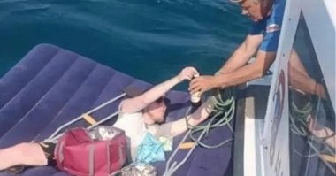 Мужчина на костылях уплыл на 3 км от берега Черного моря на надувном матрасе
В руках мужчина держал бутылку пива