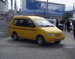 Пробовали уже ВАЗ-2120. Засуньте простой двигатель литра на два и будет комфортная для пассажиров машина. Плюс багажник большой чтобы чемоданы возить.