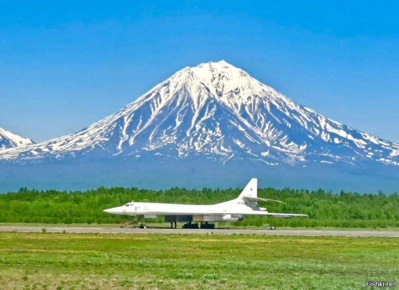 Стратегические бомбардировщики Ту-160 ВКС РФ на аэродроме Елизово на Камчатке. Согласно западным данным и коммерческим спутниковым снимкам, после украинской атаки 1 июня на аэродромы Дальней авиации, все действующие бомбардировщики Ту-160 ВКС РФ были переброшены на самые удаленные от Украины аэродромы на Дальний Восток - семь в Елизово на Камчатку и три на аэродром Анадырь. В Европейской части РФ остались только один (видимо, нелетный) борт на ранее главном для базирования Ту-160 аэродроме Энгельс-2 и два используемых в качестве опытных борта Ту-160 в Жуковском (летный, видимо, только один). Еще пять Ту-160, согласно недавним утечкам, находятся на различных этапах работ по ремонту и модернизации на Казанском авиационном заводе, там же до сих пор остаются и три первых бомбардировщика Ту-160М новой постройки (серийные номера 9-01, 9-02 и 9-03), до сих пор не переданных ВКС РФ. Фото из Елизово (с) @bomber_fighter