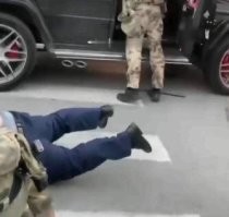 Красиво лежит.