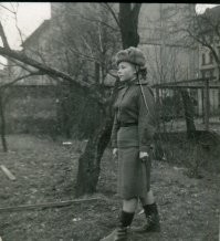 На память славной, милой Танечке от Маши. 1 апреля 1945г.