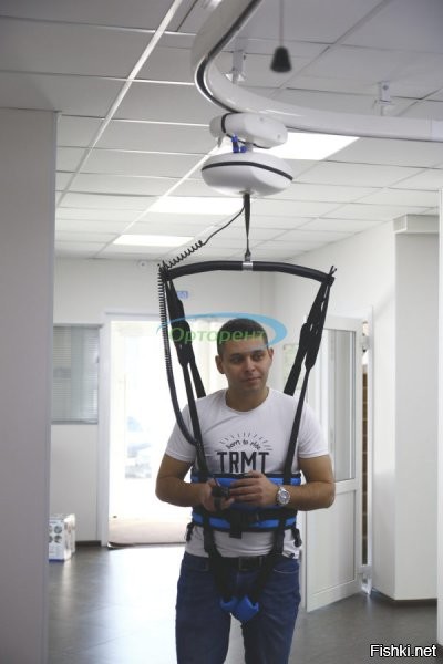 А смысл в том, что можно к потолку закрепить направляющие для поддержки престарелых или инвалидов, чтобы они могли ходить. Видимо раньше такая система стояла в доме, потом ее убрали и намудрили с дверью.
