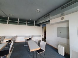 Вот тоже решение на любителя. За стеной проходит корридор для другого помещения и архитектор хотел чтобы дневной свет попадал в корридор.