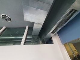 Вот тоже решение на любителя. За стеной проходит корридор для другого помещения и архитектор хотел чтобы дневной свет попадал в корридор.