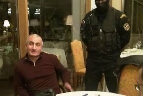 В Москве задержан влиятельный азербайджанский вор в законе Вагиф Сулейманов (по прозвищу Вагиф).

Его доставили в спецучреждение в Сахарова, где он проведет три месяца. Затем Вагифа депортируют в Азербайджан.

Помимо Вагифа был задержан еще один авторитет из Азербайджана   Заур. Заура задержали в Оренбурге. Ему вменяют занятие высшего положения в преступной иерархии.