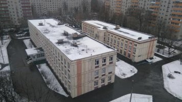 В самой типовой школе СССР такое же решение, и никого не удивляет просто ни разу. 
Из класса окна в коридор под потолком.