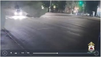 На видео хорошо видно что водитель хонды повернул вправо ещё до удара. После удара он просто потерял управление. 
Это не отменяет и ни капельки не уменьшает вину второго водителя, который своими действиями спровоцировал данную ситуацию.
Это ещё и ещё раз доказывает важность неукоснительного соблюдения п 10.1 ПДД.
Не будем уже гадать чтобы было если бы было, Но, думаю, на остановке никто бы не пострадал.