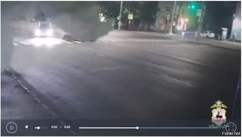 На видео хорошо видно что водитель хонды повернул вправо ещё до удара. После удара он просто потерял управление. 
Это не отменяет и ни капельки не уменьшает вину второго водителя, который своими действиями спровоцировал данную ситуацию.
Это ещё и ещё раз доказывает важность неукоснительного соблюдения п 10.1 ПДД.
Не будем уже гадать чтобы было если бы было, Но, думаю, на остановке никто бы не пострадал.