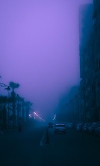 Сиреневый туман над нами проплывает
Над тамбуром горит полночная звезда
Кондуктор не спешит, кондуктор понимает...