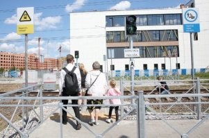 У нас в Калининграде вот такие отличные переходы сделали. Но всё равно чуть далее по этой же ветке есть народные тропы. Одну из них наиболее натоптанную тоже перегораживали плитами. (на последнем скрине видно) Теперь там ходят крайне редко. Все оценили удобство и безопасность нормальных переходов, тем более что чуть дальше планируют ещё один переход.