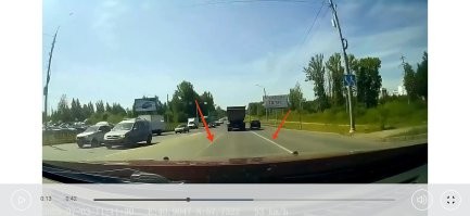 Полосы было три нарисовано, и это хорошо видно. А если после перекрестка движение продолжается только по двум, значит полоса слева должна быть заштрихована, и четко обозначены границы оставшихся полос. Соответственно, виноваты дорожные службы.