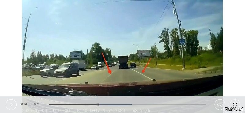 Полосы было три нарисовано, и это хорошо видно. А если после перекрестка движение продолжается только по двум, значит полоса слева должна быть заштрихована, и четко обозначены границы оставшихся полос. Соответственно, виноваты дорожные службы.