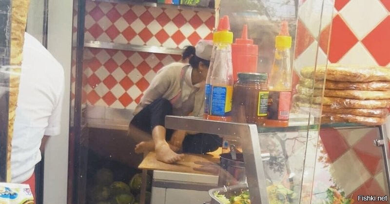 Голуби полакомились мясом для шаурмы в ларьке