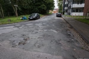 Чушь собачья. Я там был с 96 по 98гг,  такого и близко не было. Зачем все обесцветили и еще контраст выкрутили.  Современный Берлин тоже можно показать с другой стороны