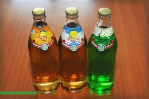 Самая экологичная бутылка - стеклянная. Возвратная тара. И маленький ярлычок. И всё это придумано очень давно.
