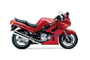 Вы мне расскажете про права на мототехнику? Я больше 10 лет на спортах отъездил. Начинал ещё в конце 80-х на Карпатах, ИЖах, Минских, последний был Kawasaki ZX10R. Вы правда думаете я не знаком с ПДД? Расскажу Вам одну штуку. Первый спорт у меня был Kawasaki ZZR600. А есть ещё Kawasaki ZZR400. Так вот. Визуально они абсолютно не отличаются. Пока не снимешь ГБЦ, ты никак не поймёшь что именно. По разметке спидометра и тахометра, разве что. 
Вот и вопрос - Вы как по видео определили кубатуру? Права не нужны на скутеры до 50 кубиков. Почему Вы уверены, что на этом ДО?
Раз уж Вы такой специалист, скажите мне где здесь какой? Где 400, где 600? А если они будут ехать и снимать их будет уличная камера?