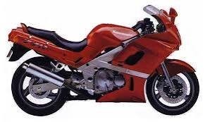 Вы мне расскажете про права на мототехнику? Я больше 10 лет на спортах отъездил. Начинал ещё в конце 80-х на Карпатах, ИЖах, Минских, последний был Kawasaki ZX10R. Вы правда думаете я не знаком с ПДД? Расскажу Вам одну штуку. Первый спорт у меня был Kawasaki ZZR600. А есть ещё Kawasaki ZZR400. Так вот. Визуально они абсолютно не отличаются. Пока не снимешь ГБЦ, ты никак не поймёшь что именно. По разметке спидометра и тахометра, разве что. 
Вот и вопрос - Вы как по видео определили кубатуру? Права не нужны на скутеры до 50 кубиков. Почему Вы уверены, что на этом ДО?
Раз уж Вы такой специалист, скажите мне где здесь какой? Где 400, где 600? А если они будут ехать и снимать их будет уличная камера?