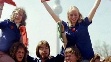 Разбавлю немного серую мрачность живыми красками... Те же 80е.. Тот же ГДР
П.С. фото не мои, с интернетов...