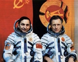 Разбавлю немного серую мрачность живыми красками... Те же 80е.. Тот же ГДР
П.С. фото не мои, с интернетов...