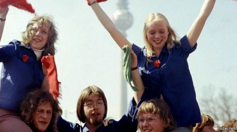 Разбавлю немного серую мрачность живыми красками... Те же 80е.. Тот же ГДР
П.С. фото не мои, с интернетов...
