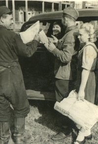 Девушки привезли красноармейцам тираж Комсомольской правды. 1930ые.