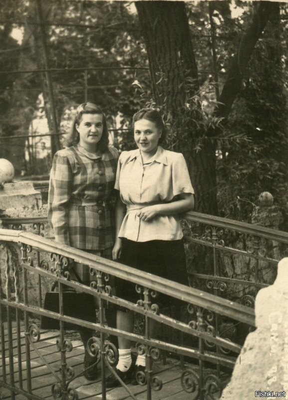 На память дорогим родным от Тани. Крым. Курорт Саки. Август 1949г.
