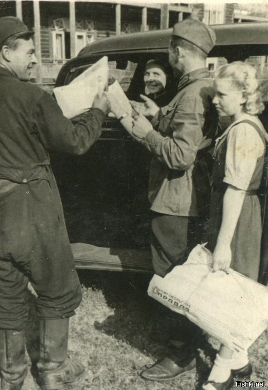 Девушки привезли красноармейцам тираж Комсомольской правды. 1930ые.