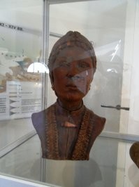 Люто подтверждаю.
Лично был в музее Аркаима и видел реставрации по черепам.
Никакими среднеазиатами там и не "пахнет".
(Фото мое)