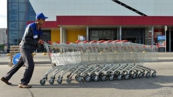 Тележки становятся кривыми из-за такой транспортировки. Наверняка все видели как их собирают в длинющую колбасу и начинают толкать - тут их геометрия и нарушается. Несколько таких транспортировок и тележка косая.