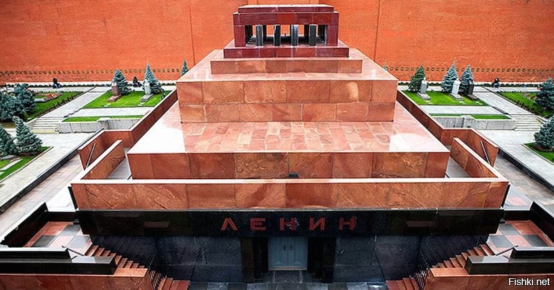 А что горит в верхней части мавзолея?