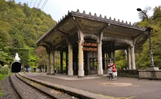 Электричка на станции Псырцха в Абхазии. Очень красивая между двумя тоннелями