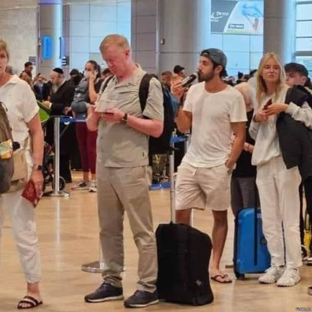 а этого парня просто выпускают по приказу от руководства...