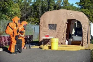 После купания они проследуют в другую палатку