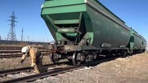 Эти трюки не удивляют тех, кто в школе посещал уроки физики. У всего что катится - трение качения, которое при хорошей смазке  близко к нулю. Надо только преодолеть инерцию покоя,что нетрудно,если прикладывать усилие,превышающее трение качения некоторое время. 
Уже давно так называемые силачи таскают вагоны,фуры,и даже корабли. Я сам вагоны двигал по необходимости.