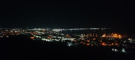 Нет, прыгнул в последний вагон и купил в Феодосии домик, когда курс в 22м по 110 был. В Феодосии цены на порядок ниже были в тот момент, за такие деньги даже в Любимовке ничего не нашлось, если только на Сапун горе ближе к объездной - но не мой вариант. А так прижился: город тихий зеленый, чем то мне Балаклаву напоминает и Севастополь времен советского союза, когда плотность деревьев была выше чем ТЦ и ЖК. В старом городе как раз где парки и центральный рынок, до моря 2 км - все как хотел )