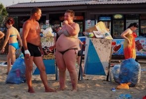 Эта дама тоже желает такой купальник... 
 Или ей "любовь к Родине" не подойдёт?