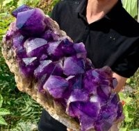 Тут несколько аметистов.