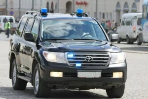 Жду пост, почему  членовозы кладут болт на закон. И на машине без спецраскраски, в нарушение ПДД ставят две мигалки.