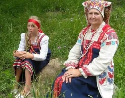 Автор, ты свои посты хотя бы вычитываешь перед публикацией?

Ладно то, что у тебя конкретно в этом посте "по 2 раза не повторяю, по 2 раза не повторяю", но ты ведь и с фотоматериалом даже не разобрался.

Вот тут они у тебя - "ижорцы"

А вот тут - они же и у тебя же, но "водь"