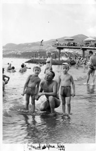 Крым 1968? Ну, я слева от отца...  Справа брат.