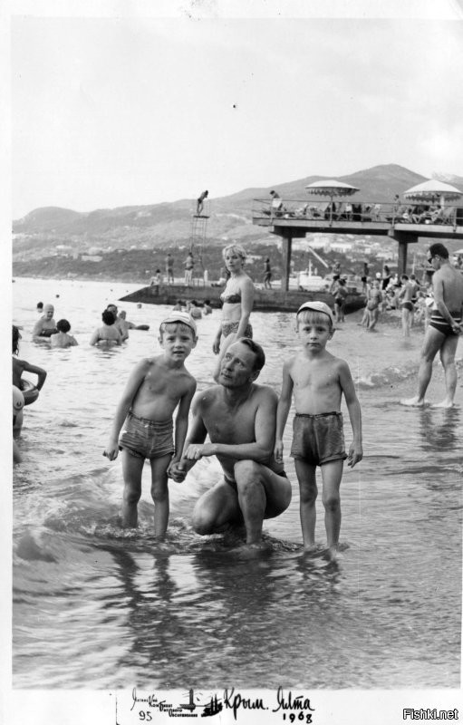 Крым 1968? Ну, я слева от отца...  Справа брат.