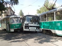 Внимательно смотрим на номера автобуса...