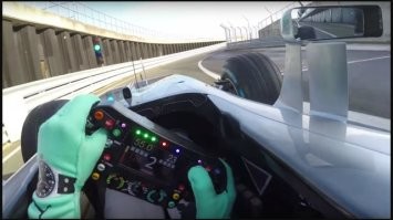 Это руль по типу гоночного для F1. Руки обычно с боков, переключение передач подрулевыми лепестками, на самом руле кнопки управления различными системами.
