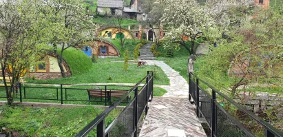 Домики хоббитов - В Армении по дороге в Дилижан целый гостиничный комплекс построили - Кози-Хаус.