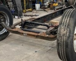 Автор, где ты там спереди поперечную рессору углядел?