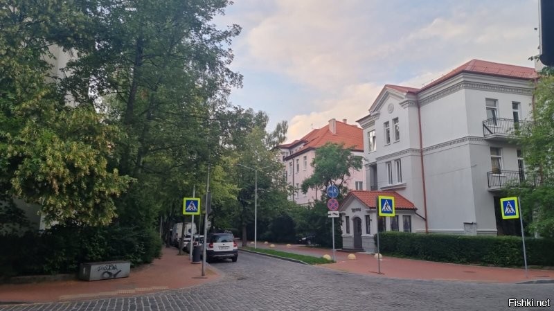 Ага. На месяц, пока родственники-друзья по европам ездють)
Улочка уютная