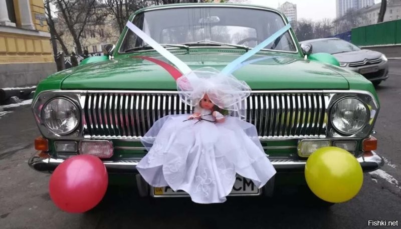 Подросток прокатил на капоте подружек